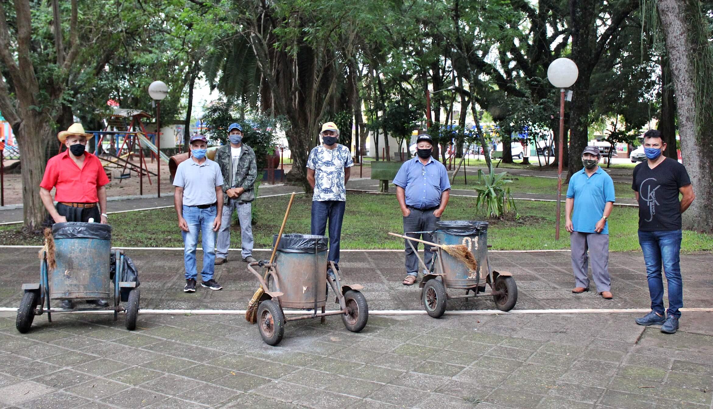 Projeto desenvolvido pelo Setor de Limpeza busca revitalizar os canteiros da Praça da Matriz